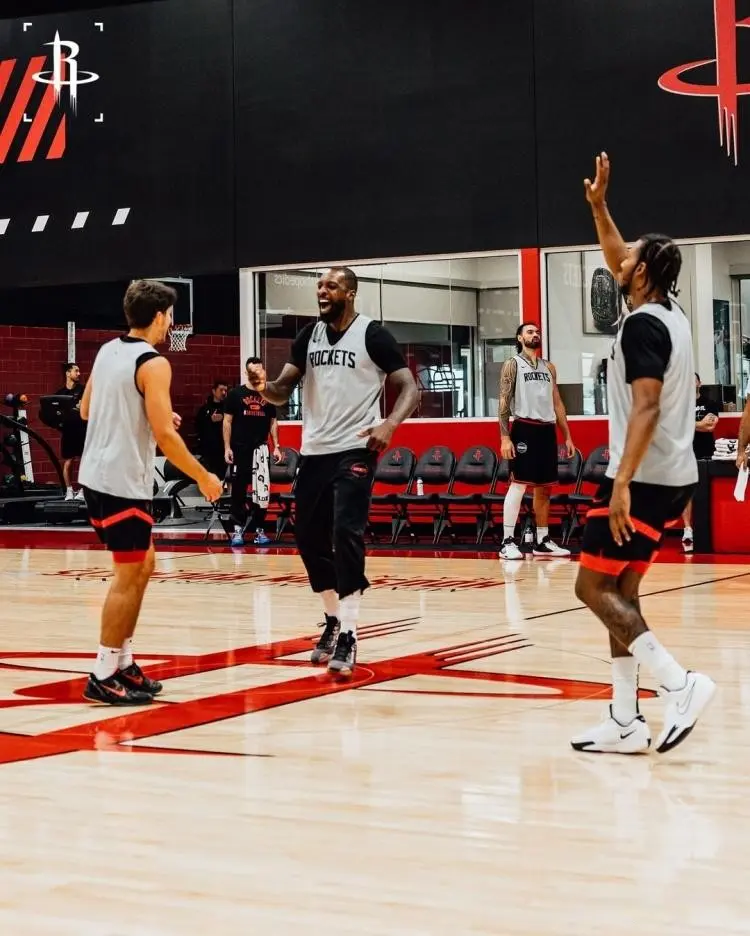 在休赛期自, 位明星